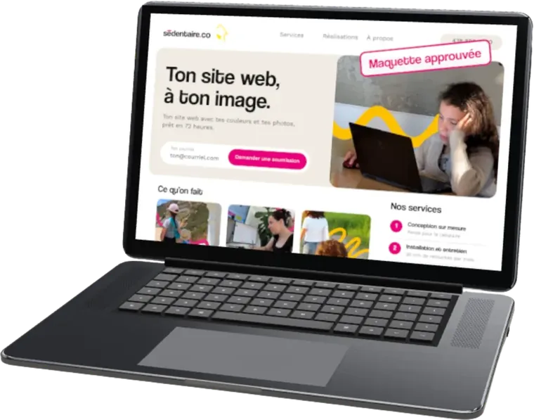 Ordinateur portable qui affiche une maquette de site web approuvée